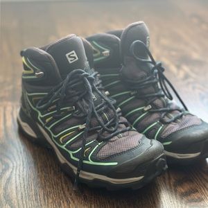 Women’s Salomon hiking boots gortex water proof size 7.5